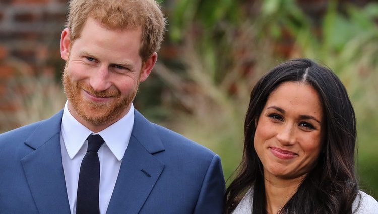 El Príncipe Harry de Inglaterra y Meghan Markle, divertidos en su posado oficial