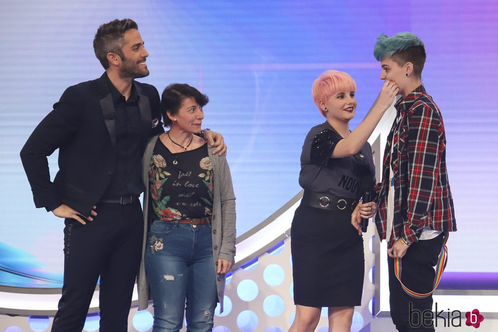 Marina con su novio y su madre en la Gala 5 de 'OT 2017'