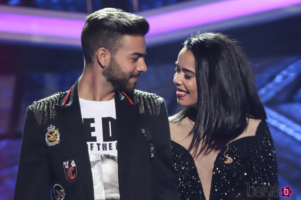 Agoney cantando con Beatriz Luengo en la Gala 5 de 'OT 2017'