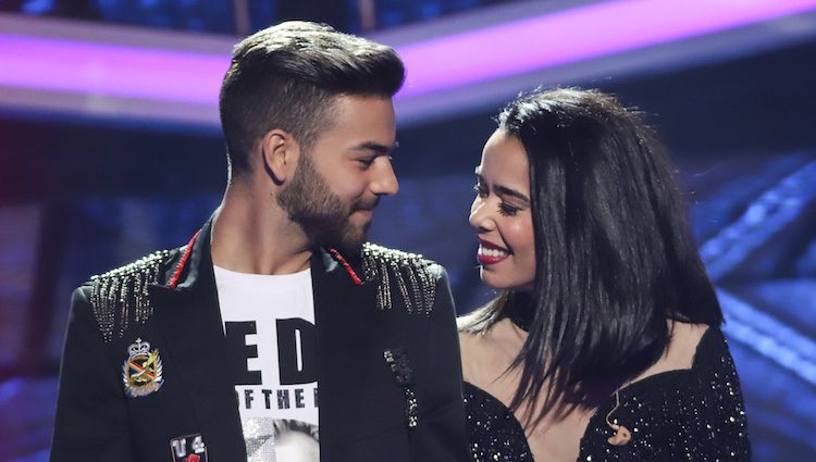 Agoney cantando con Beatriz Luengo en la Gala 5 de 'OT 2017'