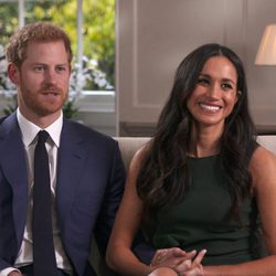 El Príncipe Harry de Inglaterra y Meghan Markle durante su entrevista tras el compromiso