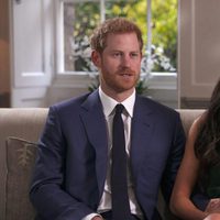 El Príncipe Harry de Inglaterra y Meghan Markle durante su entrevista tras el compromiso