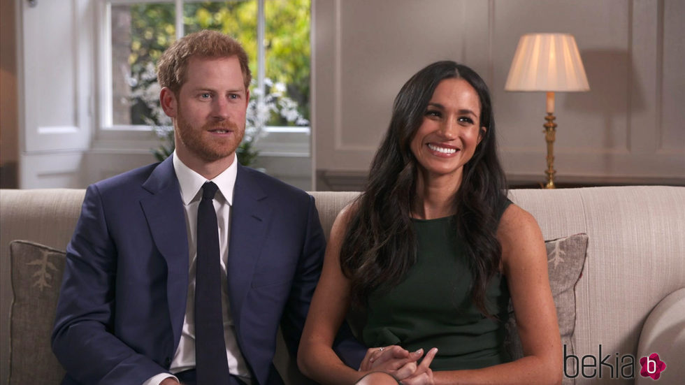 El Príncipe Harry de Inglaterra y Meghan Markle durante su entrevista tras el compromiso