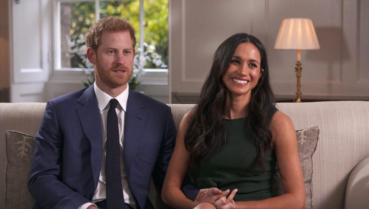 El Príncipe Harry de Inglaterra y Meghan Markle durante su entrevista tras el compromiso