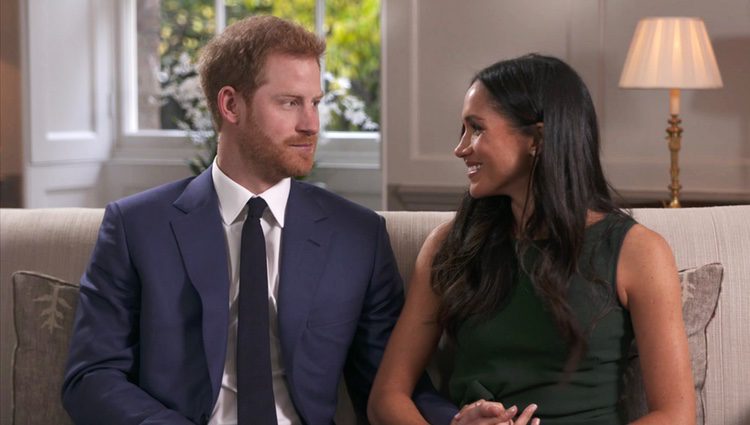 El Príncipe Harry y Meghan Markle se miran cariñosos en la entrevista tras el anuncio de su compromiso