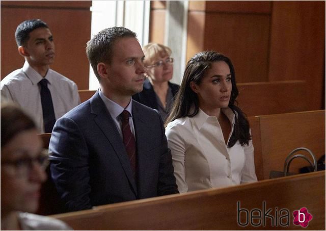 Meghan Markle y Patrick J. Adams en una escena de 'Suits'