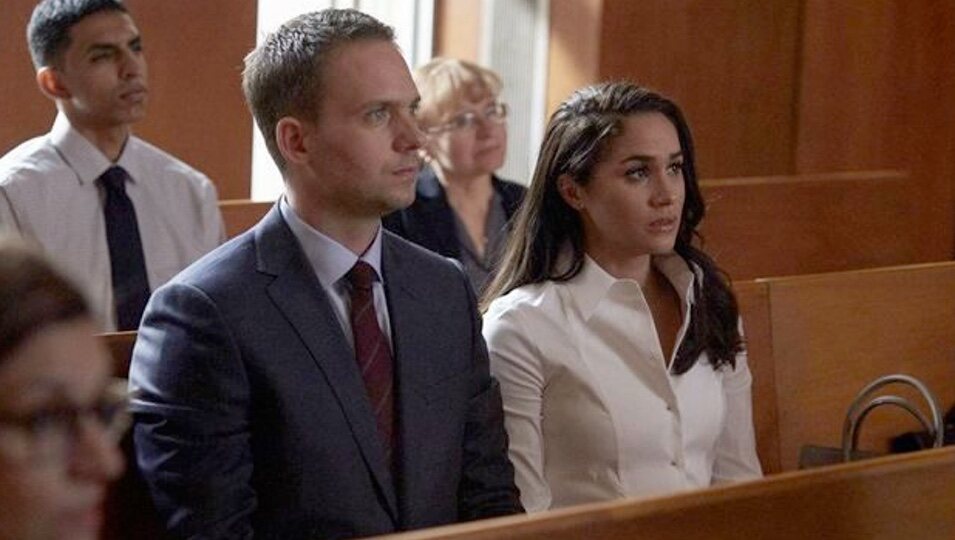 Meghan Markle y Patrick J. Adams en una escena de 'Suits'