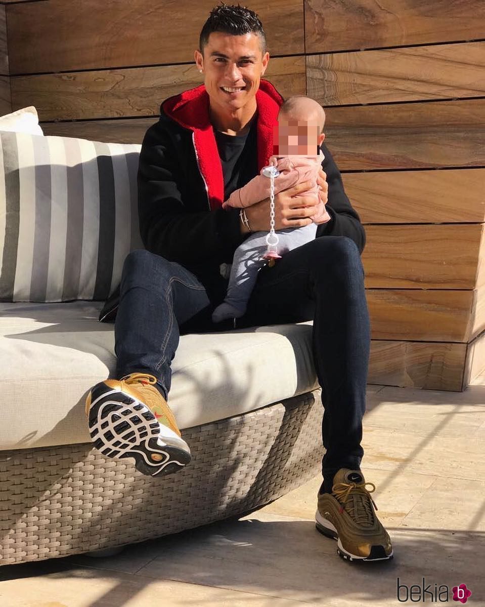 Cristiano Ronaldo con su hija Eva en brazos