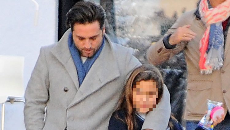 David Bustamante abrazando a su hija Daniella a la salida del colegio