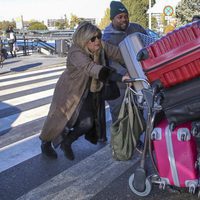 Terelu Campos cargando con las maletas en el aeropuerto rumbo a Nueva York para grabar 'Las Campos'