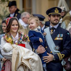 Los Príncipes Carlos Felipe y Sofia con su hijo Alejandro y su hijo Gabriel el día de su bautizo