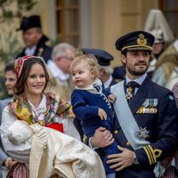 Los Príncipes Carlos Felipe y Sofia con su hijo Alejandro y su hijo Gabriel el día de su bautizo