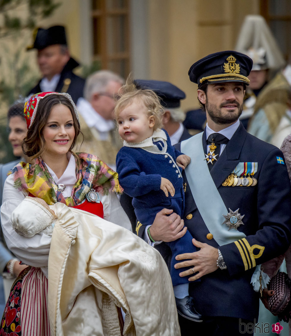 Los Príncipes Carlos Felipe y Sofia con su hijo Alejandro y su hijo Gabriel el día de su bautizo