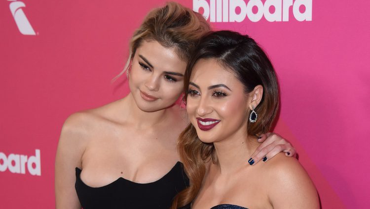 Selena Gomez y Francia Raisa en la gala Billboard Women in Music 2017