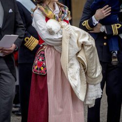 La Princesa Sofia Hellqvist con su hijo el Príncipe Gabriel de Suecia en brazos el día de su bautizo