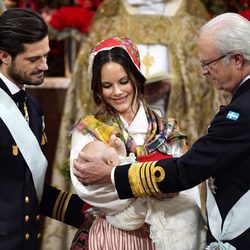 Los Príncipes Carlos Felipe y Sofia con su hijo Gabriel de Suecia en brazos durante su bautizo