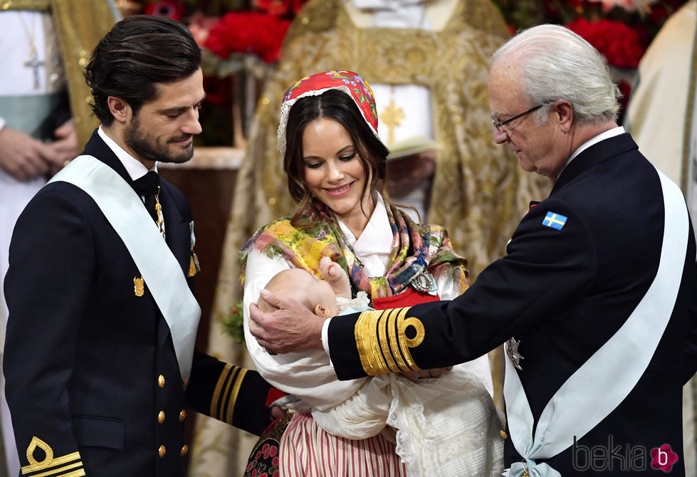 Los Príncipes Carlos Felipe y Sofia con su hijo Gabriel de Suecia en brazos durante su bautizo