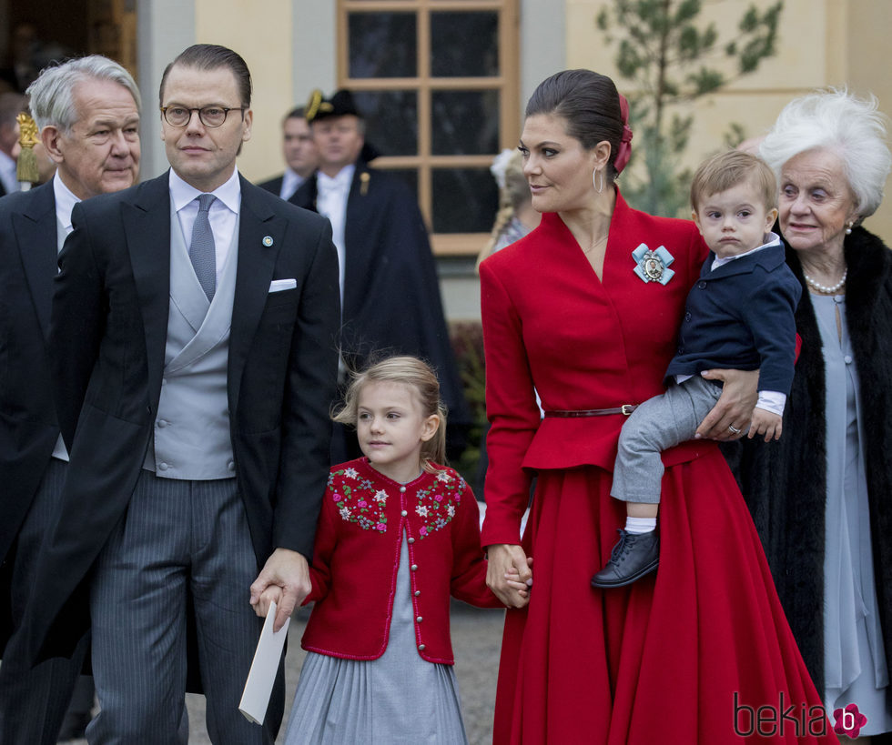 Los Príncipes Victoria y Daniel de Suecia con sus hijos Estela y Oscar en el bautizo del Príncipe Gabriel