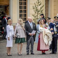 El Príncipe Gabriel el día de su bautizo junto a sus padres, su hermano y sus cinco padrinos