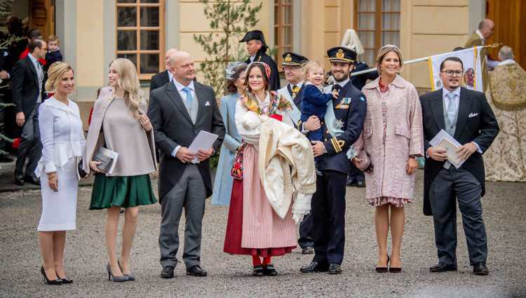 El Príncipe Gabriel el día de su bautizo junto a sus padres, su hermano y sus cinco padrinos