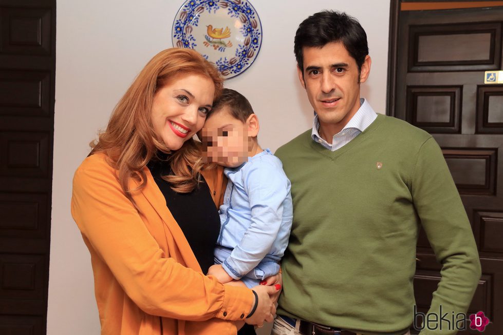 Víctor Janeiro y Beatriz Trapote con su hijo Víctor en un desfile de moda en Jerez de la Frontera