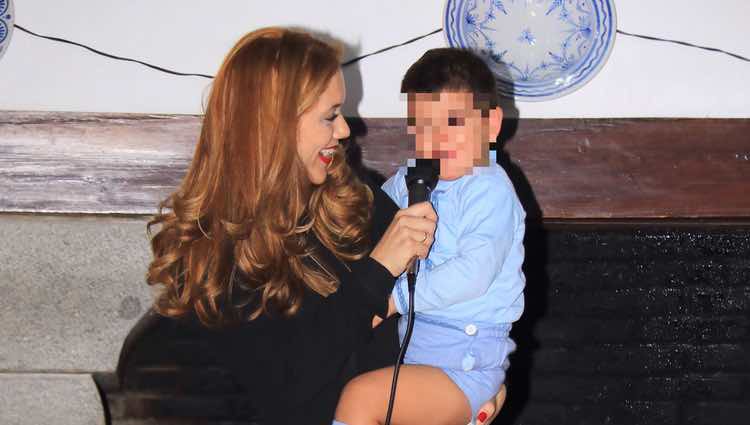 Beatriz Trapote con su hijo Víctor Janeiro sobre la pasarela de un desfile infantil