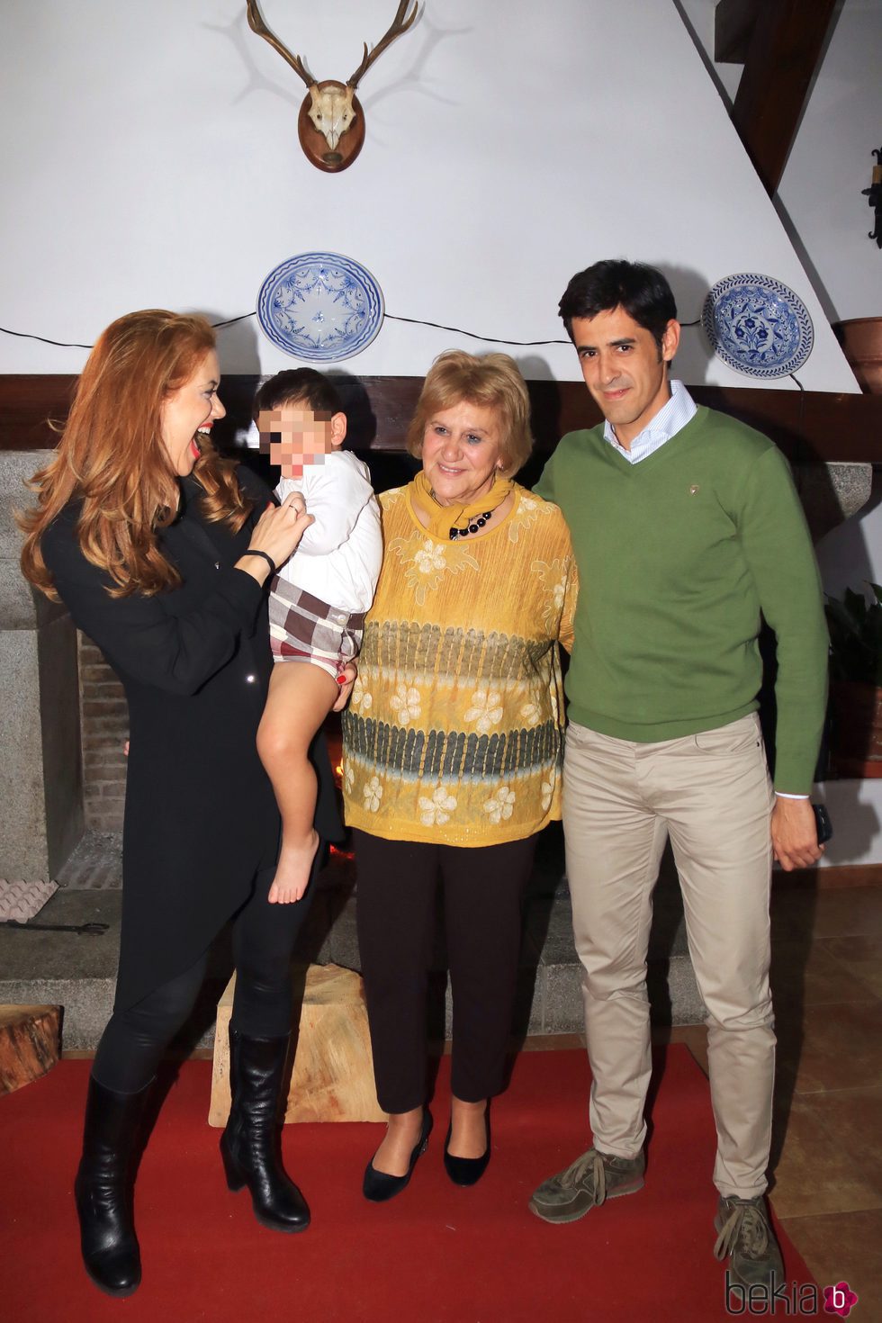 Víctor Janeiro, Beatriz Trapote y Carmen Bazán con el pequeño Víctor Jr en un desfile de moda infantil