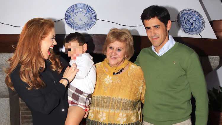 Víctor Janeiro, Beatriz Trapote y Carmen Bazán con el pequeño Víctor Jr en un desfile de moda infantil