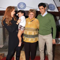 Víctor Janeiro, Beatriz Trapote y Carmen Bazán con el pequeño Víctor Jr en un desfile de moda infantil