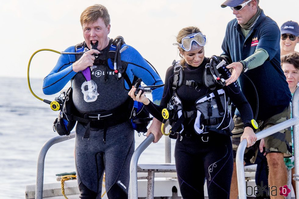 Los Reyes Guillermo y Máxima de Holanda haciendo buceo