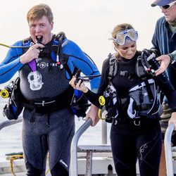 Los Reyes Guillermo y Máxima de Holanda haciendo buceo