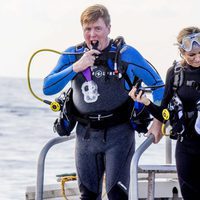 Los Reyes Guillermo y Máxima de Holanda haciendo buceo