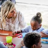 Máxima de Holanda visita proyectos solidarios en Sint Maarten