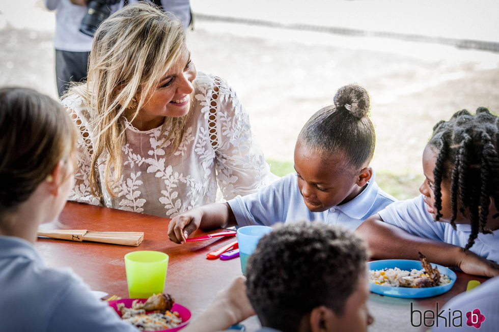 Máxima de Holanda visita proyectos solidarios en Sint Maarten