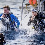 Los Reyes Máxima y Guillermo de Holanda tirándose al agua para hacer buceo