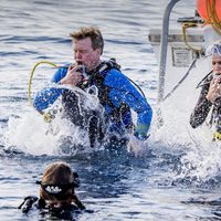 Los Reyes Máxima y Guillermo de Holanda tirándose al agua para hacer buceo