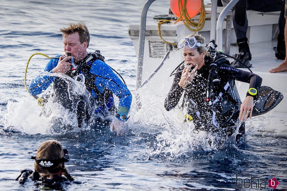 Los Reyes Máxima y Guillermo de Holanda tirándose al agua para hacer buceo