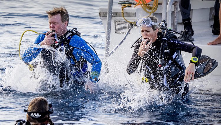 Los Reyes Máxima y Guillermo de Holanda tirándose al agua para hacer buceo