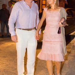 Los Reyes de Holanda Máxima y Guillermo saliendo a cenar en una isla del Caribe