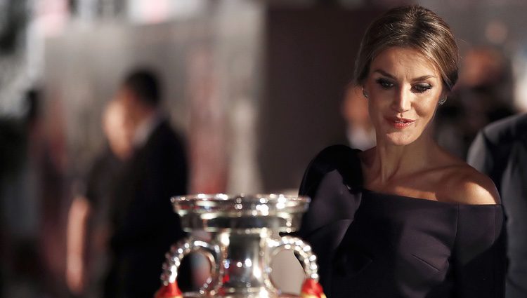 La Reina Letizia observando el trofeo de los Premios AS 2017