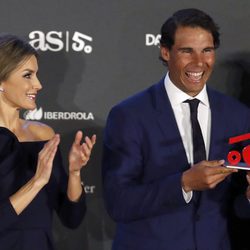 La Reina Letizia hace entrega de su galardón a Rafa Nadal en los Premios AS 2017