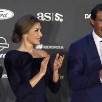 La Reina Letizia hace entrega de su galardón a Rafa Nadal en los Premios AS 2017