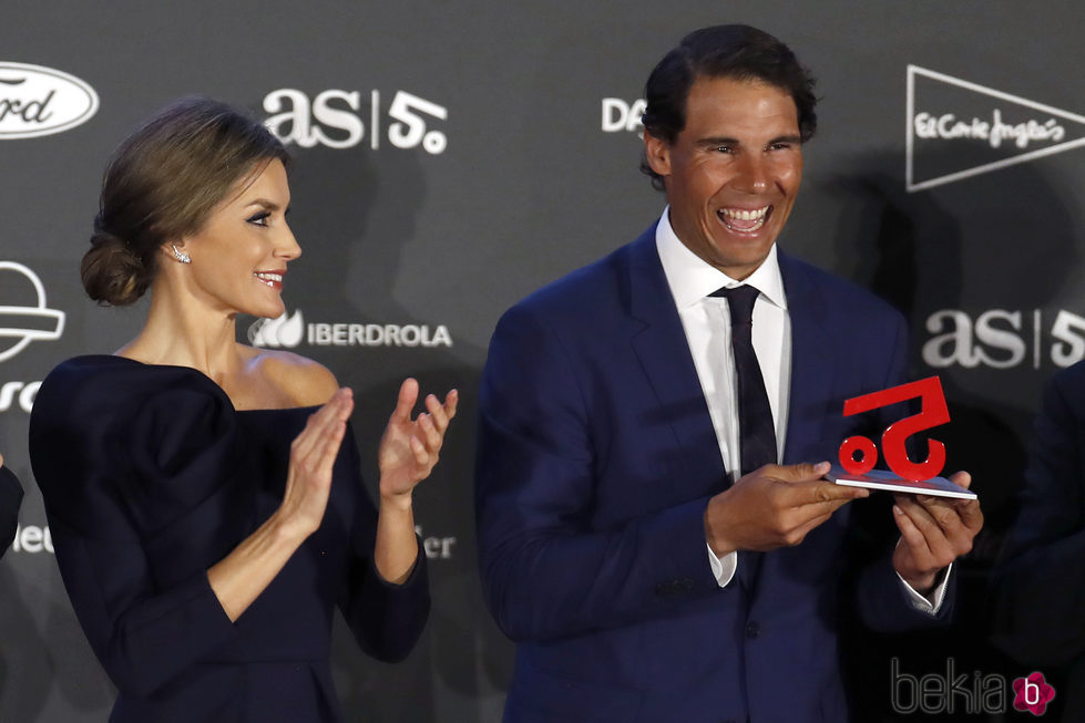 La Reina Letizia hace entrega de su galardón a Rafa Nadal en los Premios AS 2017