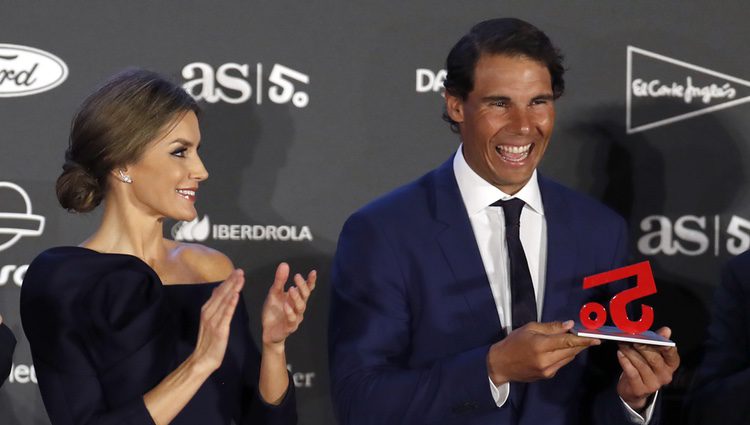 La Reina Letizia hace entrega de su galardón a Rafa Nadal en los Premios AS 2017