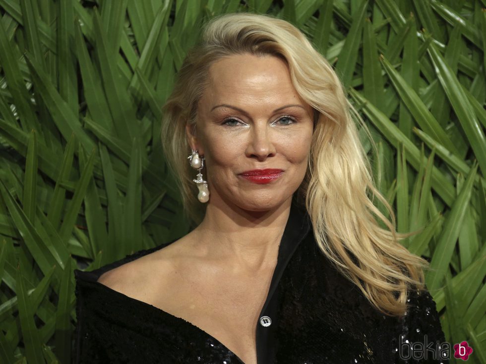 Pamela Anderson irreconocible en los British Fashion Awards