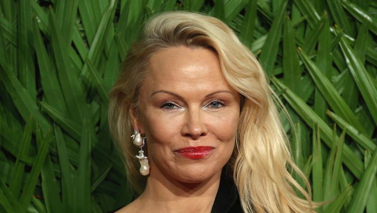 Pamela Anderson irreconocible en los British Fashion Awards