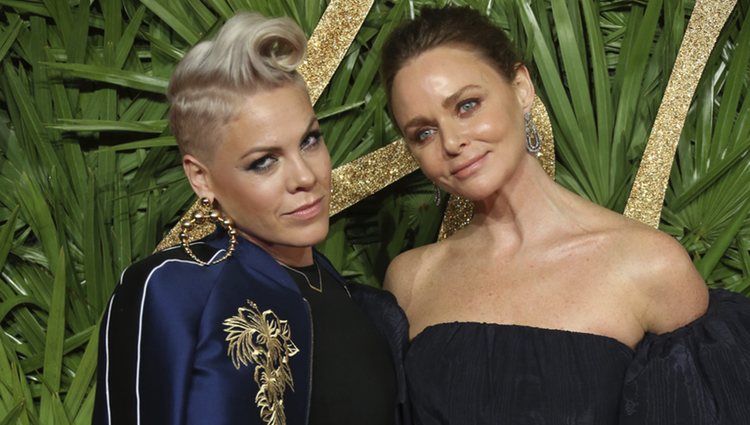 Pink y Stella McCartney en los British Fashion Awards 2017