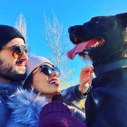 Isco Alarcón y Sara Sálamo junto a su perro