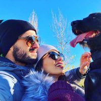 Isco Alarcón y Sara Sálamo junto a su perro