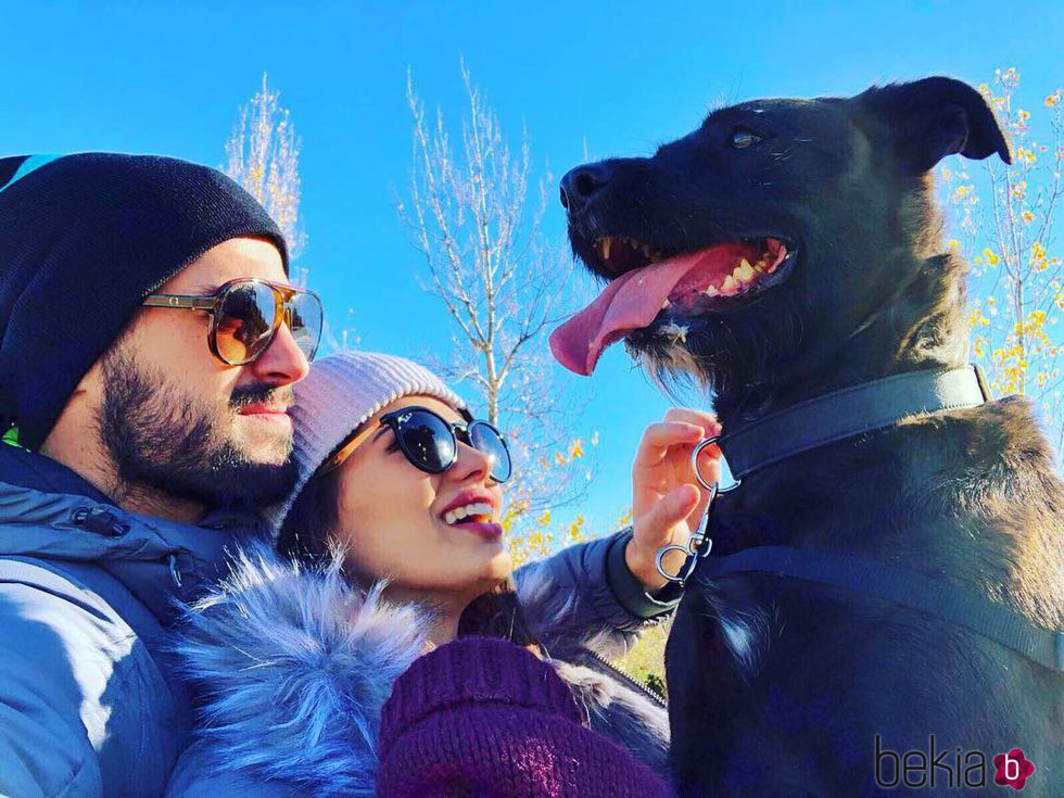 Isco Alarcón y Sara Sálamo junto a su perro